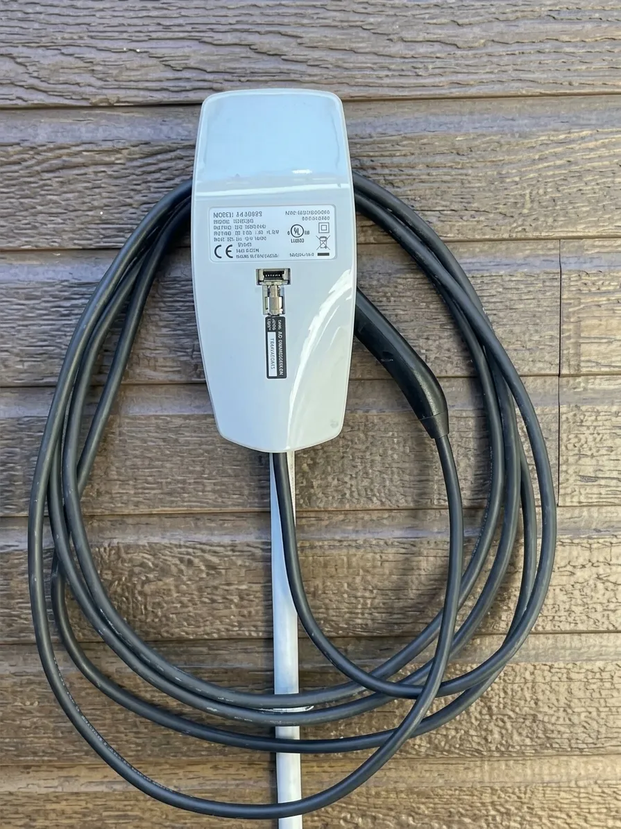 Connecteur de recharge Tesla avec câble enroulé